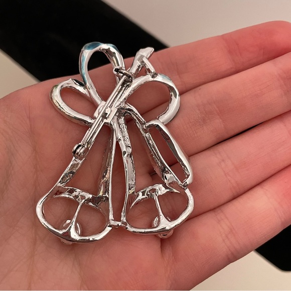 Vintage Silver Tone Holiday Christmas Winter Gifting Festive Bell Pin / Brooch - Picture 4 of 9